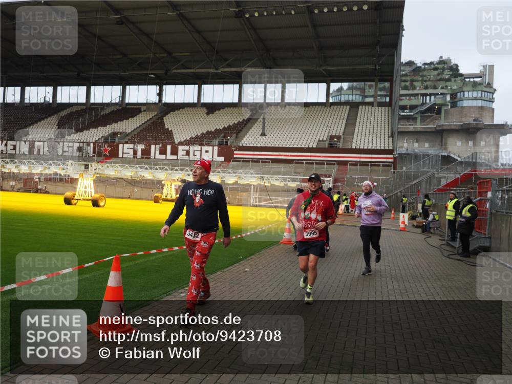07.12.2025 - St. Pauli X-Mass-Run No. 15 Fabian Wolf http://msf.ph/oto/9423708 07.12.2025 12:02:42 Ziel 235, 1279, 1979, 1983, 3429, 3432, 3743, 3745, 3803, 3995 meine-sportfotos.de