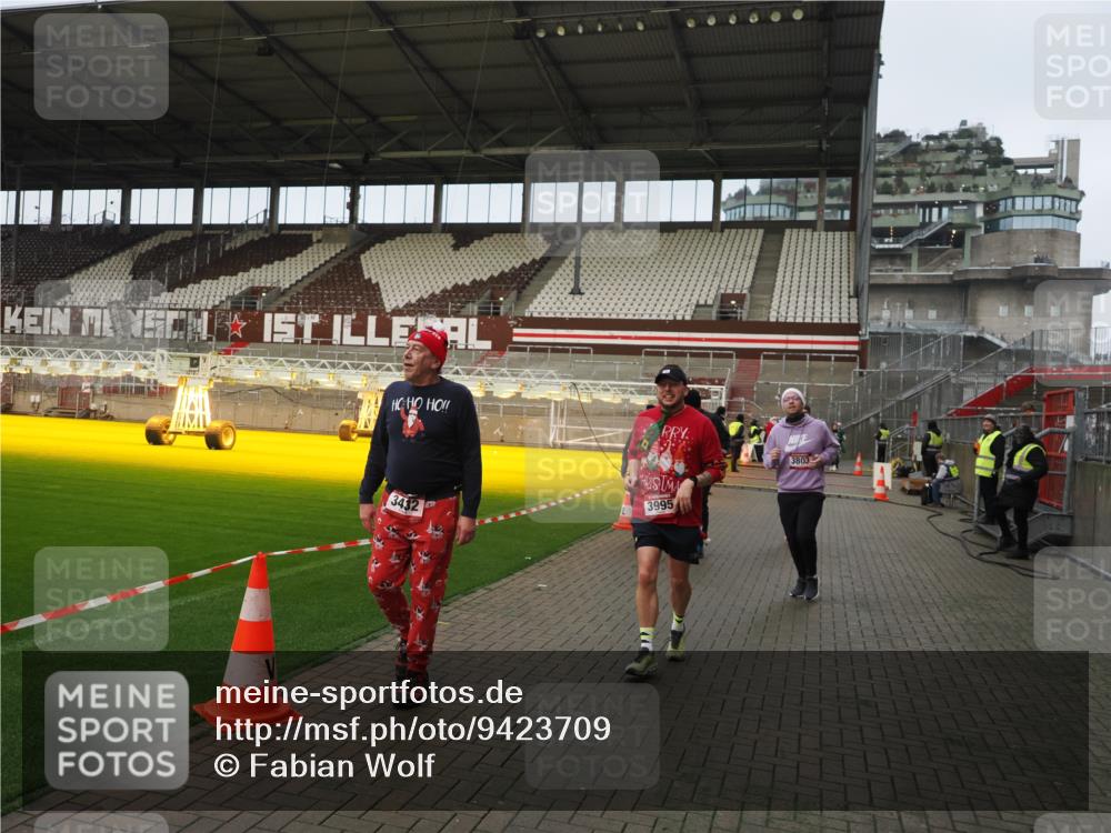 07.12.2025 - St. Pauli X-Mass-Run No. 15 Fabian Wolf http://msf.ph/oto/9423709 07.12.2025 12:02:42 Ziel 235, 1279, 1979, 1983, 3429, 3432, 3743, 3745, 3803, 3995 meine-sportfotos.de