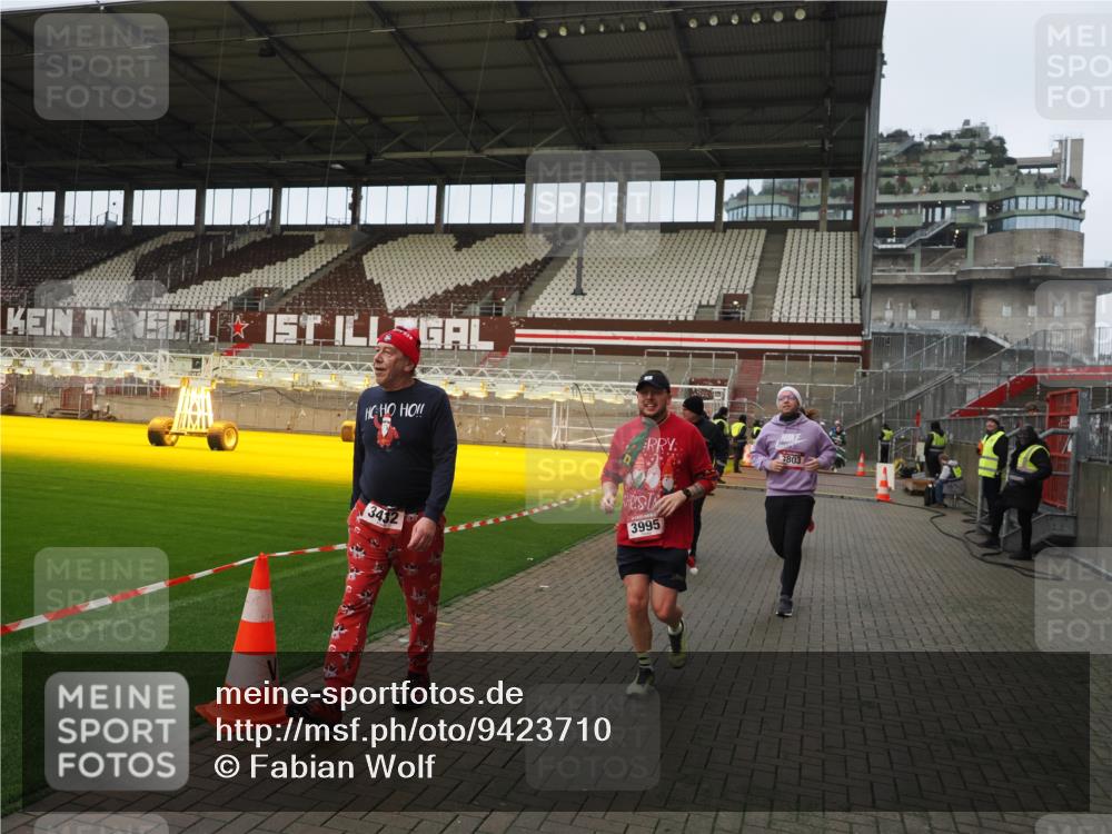 07.12.2025 - St. Pauli X-Mass-Run No. 15 Fabian Wolf http://msf.ph/oto/9423710 07.12.2025 12:02:42 Ziel 235, 1279, 1979, 1983, 3429, 3432, 3743, 3745, 3803, 3995 meine-sportfotos.de