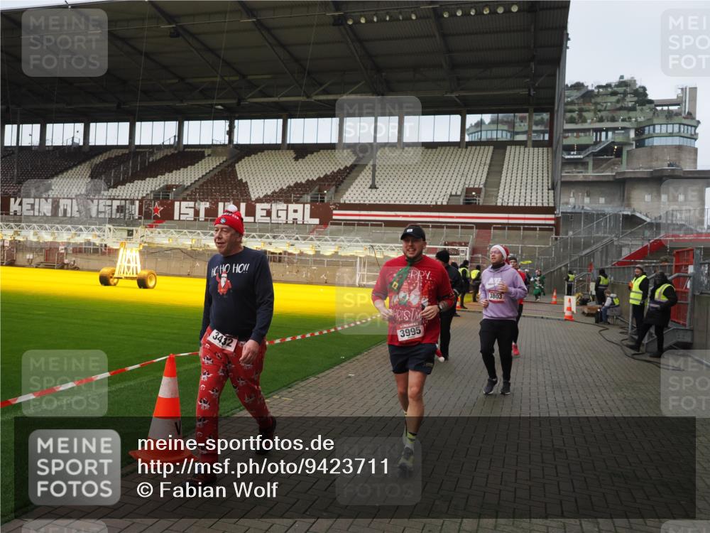 07.12.2025 - St. Pauli X-Mass-Run No. 15 Fabian Wolf http://msf.ph/oto/9423711 07.12.2025 12:02:43 Ziel 235, 1279, 1979, 1983, 3429, 3432, 3743, 3745, 3803, 3995 meine-sportfotos.de