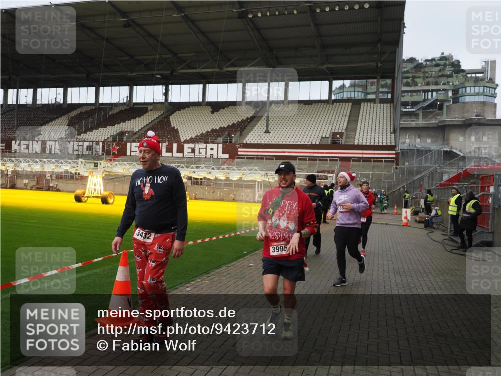 07.12.2025 - St. Pauli X-Mass-Run No. 15 Fabian Wolf http://msf.ph/oto/9423712 07.12.2025 12:02:43 Ziel 235, 1279, 1979, 1983, 3429, 3432, 3743, 3745, 3803, 3995 meine-sportfotos.de