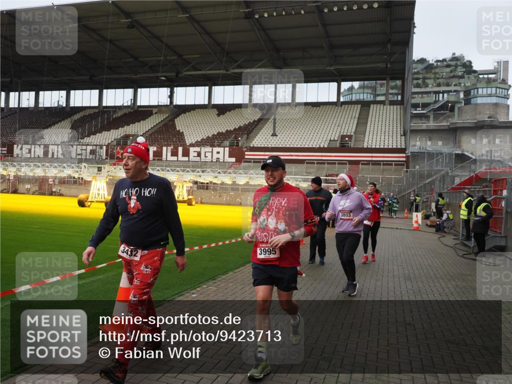 07.12.2025 - St. Pauli X-Mass-Run No. 15 Fabian Wolf http://msf.ph/oto/9423713 07.12.2025 12:02:43 Ziel 235, 1279, 1979, 1983, 3429, 3432, 3743, 3745, 3803, 3995 meine-sportfotos.de