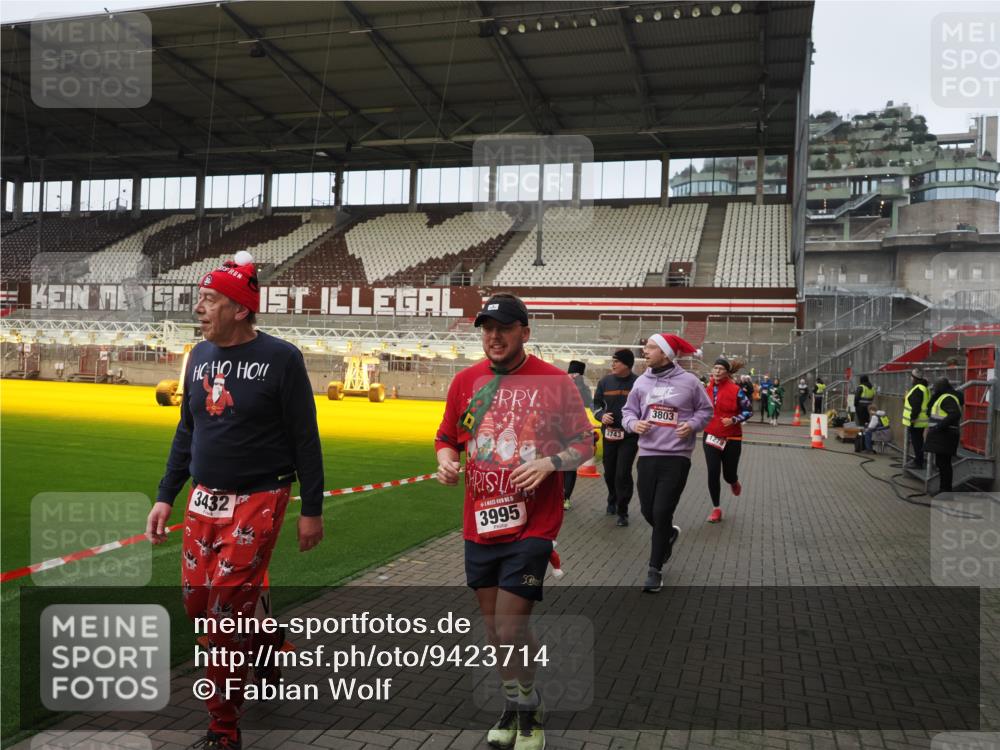 07.12.2025 - St. Pauli X-Mass-Run No. 15 Fabian Wolf http://msf.ph/oto/9423714 07.12.2025 12:02:43 Ziel 235, 1279, 1979, 1983, 3429, 3432, 3743, 3745, 3803, 3995 meine-sportfotos.de