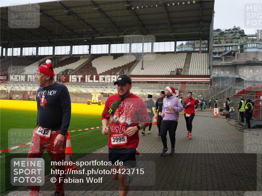 07.12.2025 - St. Pauli X-Mass-Run No. 15 Fabian Wolf http://msf.ph/oto/9423715 07.12.2025 12:02:43 Ziel 235, 1279, 1979, 1983, 3429, 3432, 3743, 3745, 3803, 3995 meine-sportfotos.de