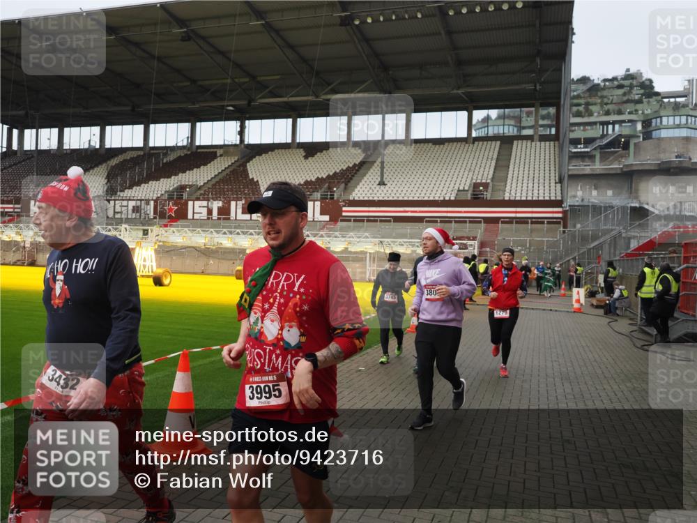 07.12.2025 - St. Pauli X-Mass-Run No. 15 Fabian Wolf http://msf.ph/oto/9423716 07.12.2025 12:02:44 Ziel 235, 826, 1279, 1979, 1983, 3429, 3432, 3743, 3745, 3803, 3995 meine-sportfotos.de