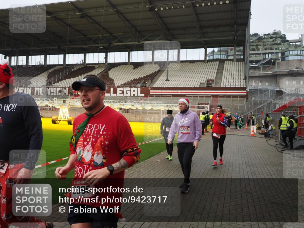 07.12.2025 - St. Pauli X-Mass-Run No. 15 Fabian Wolf http://msf.ph/oto/9423717 07.12.2025 12:02:44 Ziel 235, 826, 1279, 1979, 1983, 3429, 3432, 3743, 3745, 3803, 3995 meine-sportfotos.de