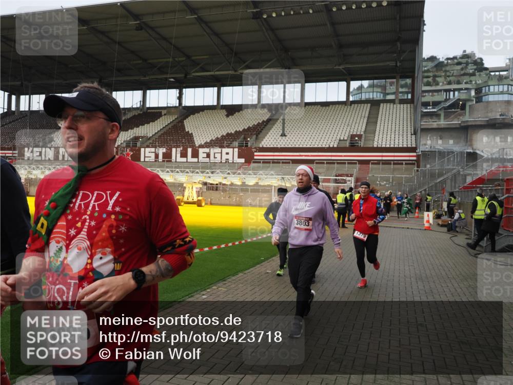 07.12.2025 - St. Pauli X-Mass-Run No. 15 Fabian Wolf http://msf.ph/oto/9423718 07.12.2025 12:02:44 Ziel 235, 826, 1279, 1979, 1983, 3429, 3432, 3743, 3745, 3803, 3995 meine-sportfotos.de