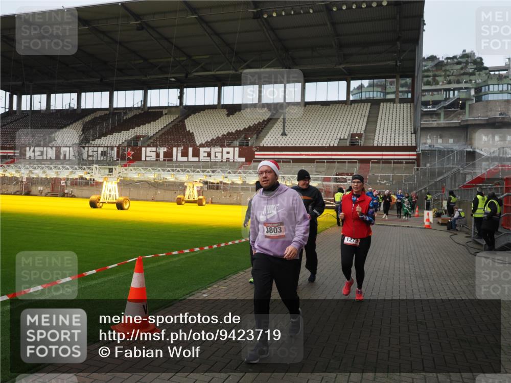 07.12.2025 - St. Pauli X-Mass-Run No. 15 Fabian Wolf http://msf.ph/oto/9423719 07.12.2025 12:02:44 Ziel 235, 826, 1279, 1979, 1983, 3429, 3432, 3743, 3745, 3803, 3995 meine-sportfotos.de