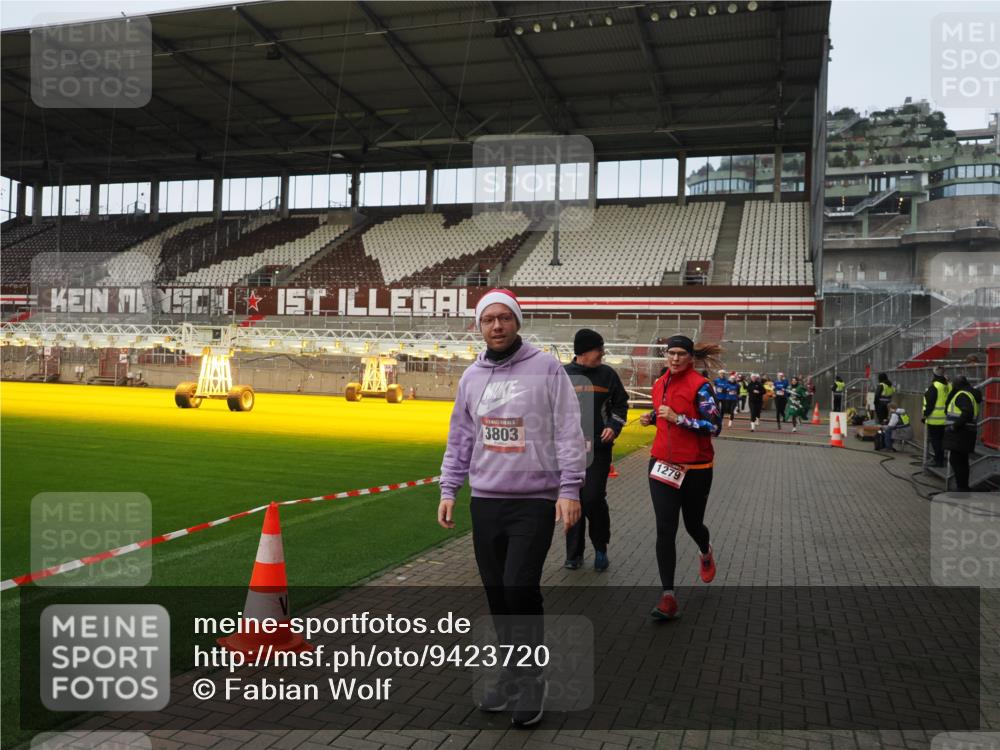 07.12.2025 - St. Pauli X-Mass-Run No. 15 Fabian Wolf http://msf.ph/oto/9423720 07.12.2025 12:02:45 Ziel 235, 826, 1279, 2095, 3429, 3432, 3743, 3745, 3803, 3995, 4681, 4682, 4683, 4684 meine-sportfotos.de