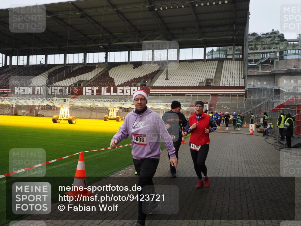 07.12.2025 - St. Pauli X-Mass-Run No. 15 Fabian Wolf http://msf.ph/oto/9423721 07.12.2025 12:02:45 Ziel 235, 826, 1279, 2095, 3429, 3432, 3743, 3745, 3803, 3995, 4681, 4682, 4683, 4684 meine-sportfotos.de