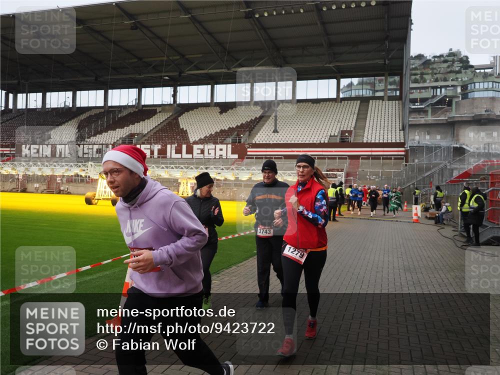 07.12.2025 - St. Pauli X-Mass-Run No. 15 Fabian Wolf http://msf.ph/oto/9423722 07.12.2025 12:02:45 Ziel 235, 826, 1279, 2095, 3429, 3432, 3743, 3745, 3803, 3995, 4681, 4682, 4683, 4684 meine-sportfotos.de