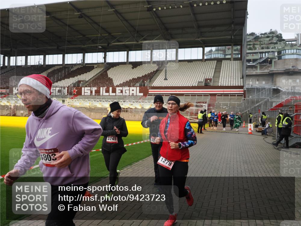 07.12.2025 - St. Pauli X-Mass-Run No. 15 Fabian Wolf http://msf.ph/oto/9423723 07.12.2025 12:02:46 Ziel 235, 826, 1279, 2095, 3429, 3432, 3743, 3745, 3803, 3995, 4681, 4682, 4683, 4684 meine-sportfotos.de