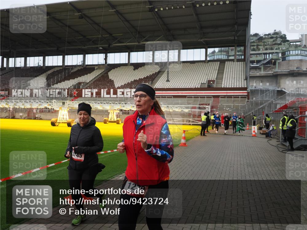 07.12.2025 - St. Pauli X-Mass-Run No. 15 Fabian Wolf http://msf.ph/oto/9423724 07.12.2025 12:02:46 Ziel 235, 826, 1279, 2095, 3429, 3432, 3743, 3745, 3803, 3995, 4681, 4682, 4683, 4684 meine-sportfotos.de