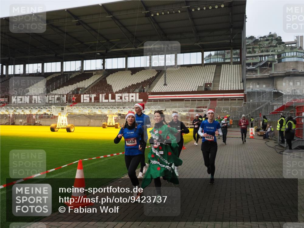 07.12.2025 - St. Pauli X-Mass-Run No. 15 Fabian Wolf http://msf.ph/oto/9423737 07.12.2025 12:02:52 Ziel 826, 1279, 2095, 3803, 3995, 4076, 4120, 4228, 4681, 4682, 4683, 4684 meine-sportfotos.de