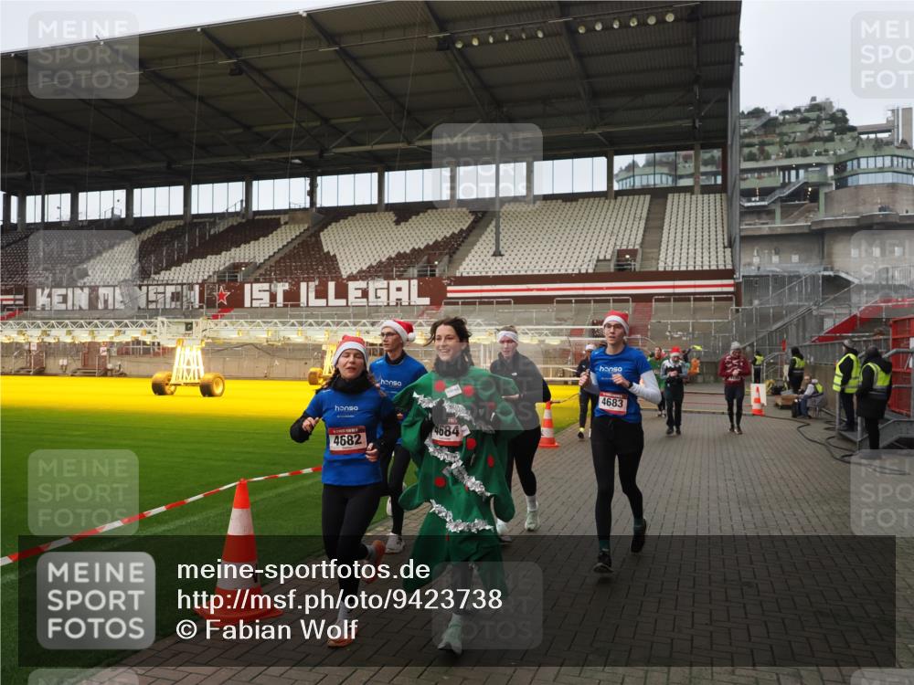 07.12.2025 - St. Pauli X-Mass-Run No. 15 Fabian Wolf http://msf.ph/oto/9423738 07.12.2025 12:02:52 Ziel 826, 1279, 2095, 3803, 3995, 4076, 4120, 4228, 4681, 4682, 4683, 4684 meine-sportfotos.de