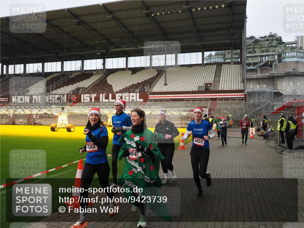 07.12.2025 - St. Pauli X-Mass-Run No. 15 Fabian Wolf http://msf.ph/oto/9423739 07.12.2025 12:02:52 Ziel 826, 1279, 2095, 3803, 3995, 4076, 4120, 4228, 4681, 4682, 4683, 4684 meine-sportfotos.de