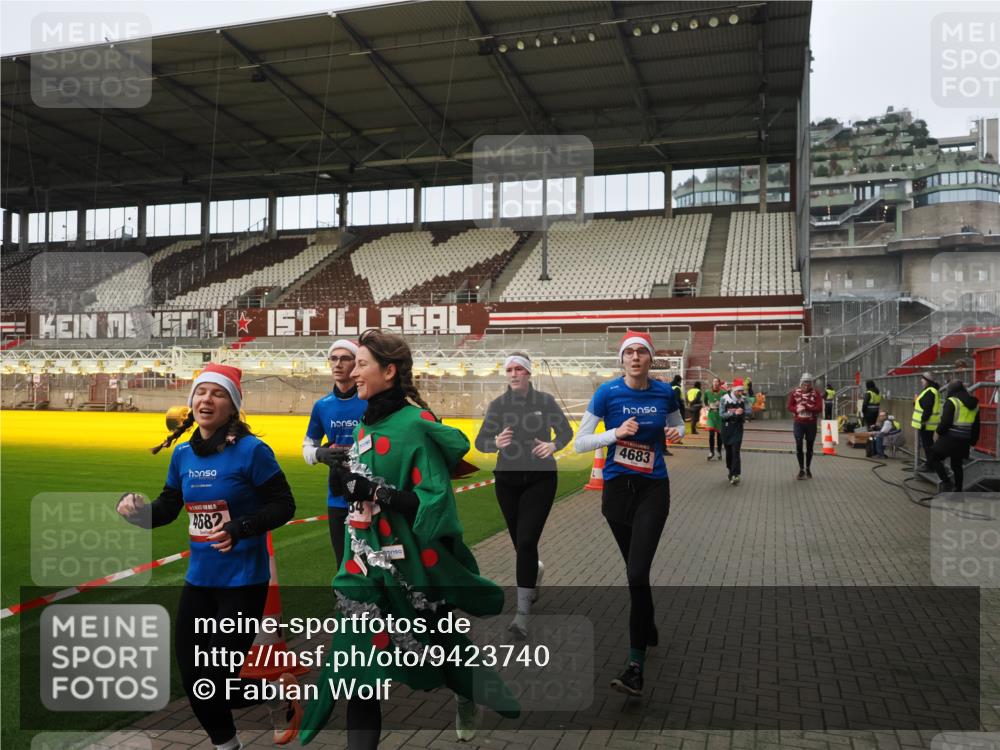 07.12.2025 - St. Pauli X-Mass-Run No. 15 Fabian Wolf http://msf.ph/oto/9423740 07.12.2025 12:02:52 Ziel 826, 1279, 2095, 3803, 3995, 4076, 4120, 4228, 4681, 4682, 4683, 4684 meine-sportfotos.de