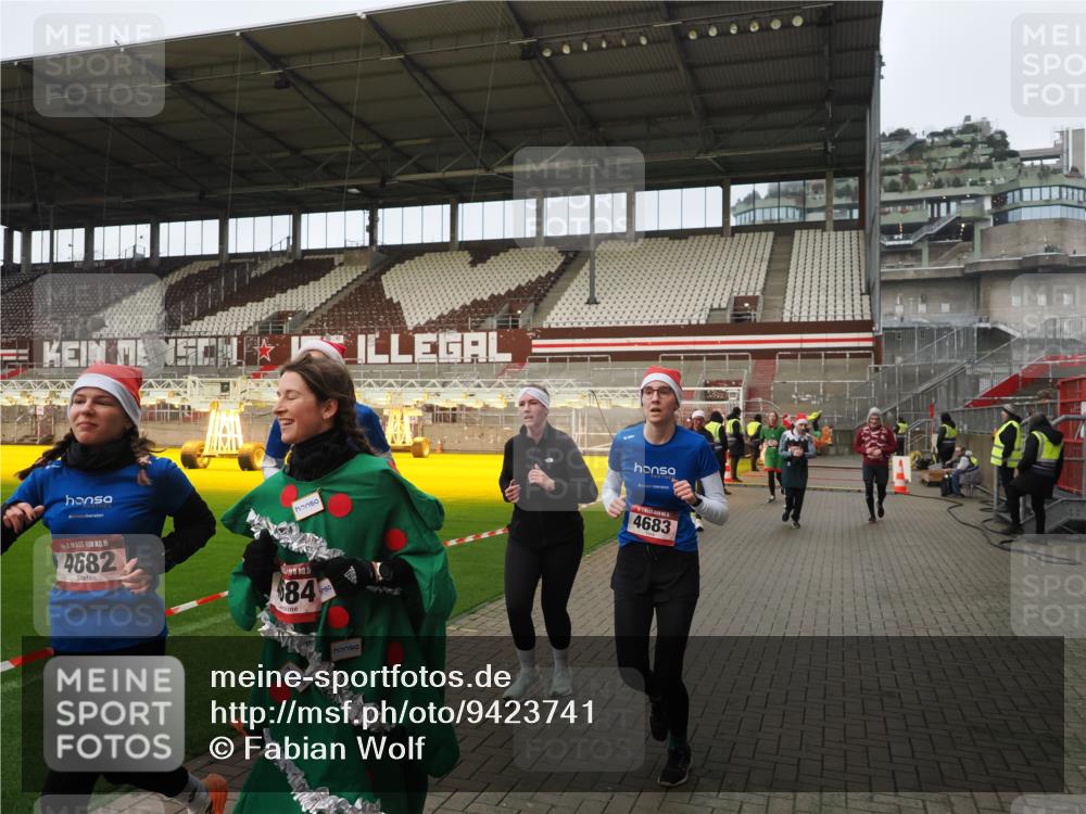 07.12.2025 - St. Pauli X-Mass-Run No. 15 Fabian Wolf http://msf.ph/oto/9423741 07.12.2025 12:02:53 Ziel 826, 1279, 2095, 3803, 4076, 4120, 4228, 4681, 4682, 4683, 4684 meine-sportfotos.de