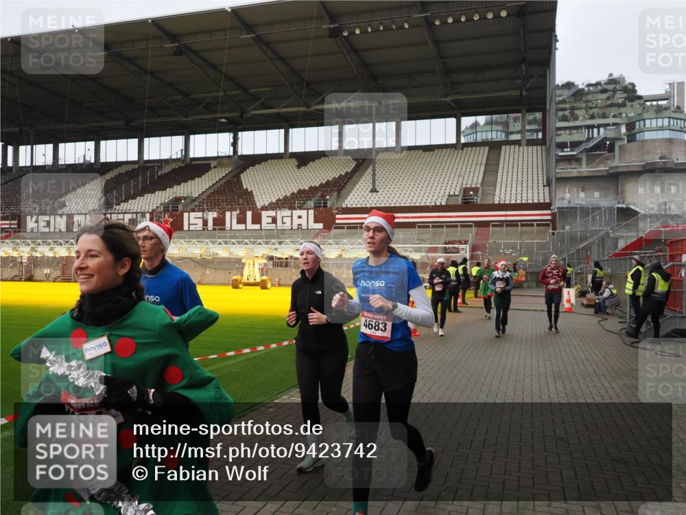 07.12.2025 - St. Pauli X-Mass-Run No. 15 Fabian Wolf http://msf.ph/oto/9423742 07.12.2025 12:02:53 Ziel 826, 1279, 2095, 3803, 4076, 4120, 4228, 4681, 4682, 4683, 4684 meine-sportfotos.de