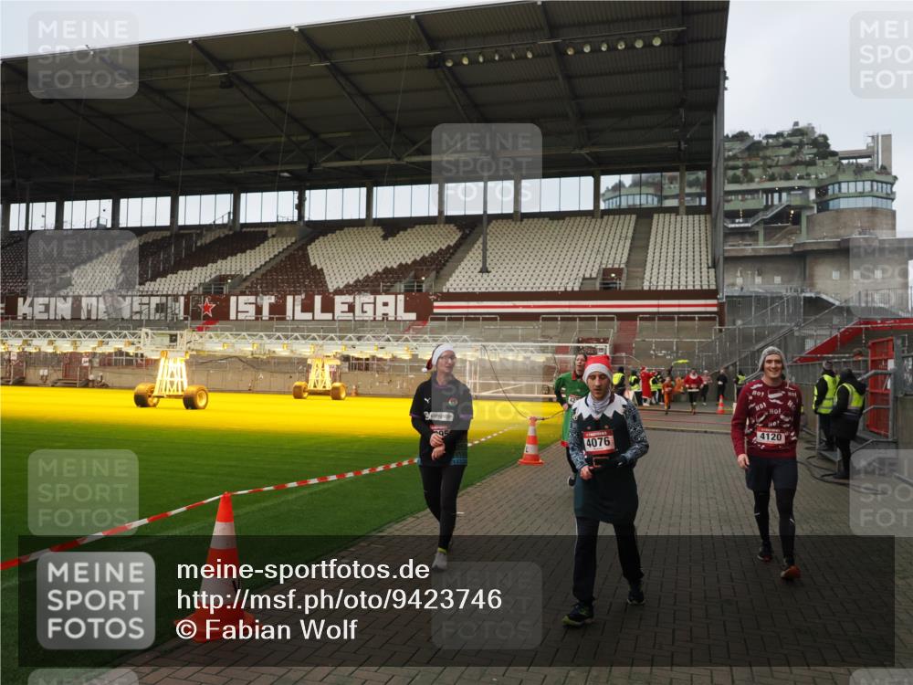 07.12.2025 - St. Pauli X-Mass-Run No. 15 Fabian Wolf http://msf.ph/oto/9423746 07.12.2025 12:02:58 Ziel 826, 2095, 4076, 4120, 4228, 4681, 4682, 4683, 4684 meine-sportfotos.de