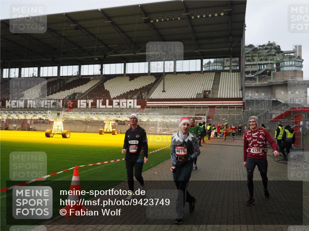 07.12.2025 - St. Pauli X-Mass-Run No. 15 Fabian Wolf http://msf.ph/oto/9423749 07.12.2025 12:02:58 Ziel 826, 2095, 4076, 4120, 4228, 4681, 4682, 4683, 4684 meine-sportfotos.de