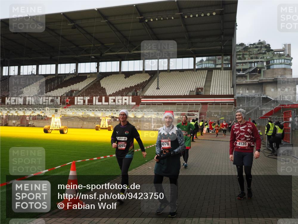 07.12.2025 - St. Pauli X-Mass-Run No. 15 Fabian Wolf http://msf.ph/oto/9423750 07.12.2025 12:02:59 Ziel 826, 2095, 4076, 4120, 4228, 4243, 4244, 4681, 4682, 4683, 4684 meine-sportfotos.de