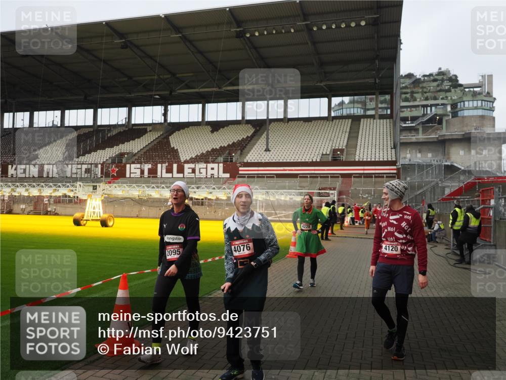 07.12.2025 - St. Pauli X-Mass-Run No. 15 Fabian Wolf http://msf.ph/oto/9423751 07.12.2025 12:02:59 Ziel 826, 2095, 4076, 4120, 4228, 4243, 4244, 4681, 4682, 4683, 4684 meine-sportfotos.de