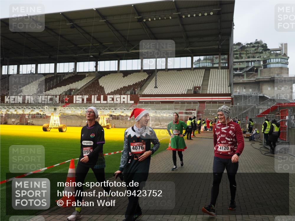 07.12.2025 - St. Pauli X-Mass-Run No. 15 Fabian Wolf http://msf.ph/oto/9423752 07.12.2025 12:02:59 Ziel 826, 2095, 4076, 4120, 4228, 4243, 4244, 4681, 4682, 4683, 4684 meine-sportfotos.de