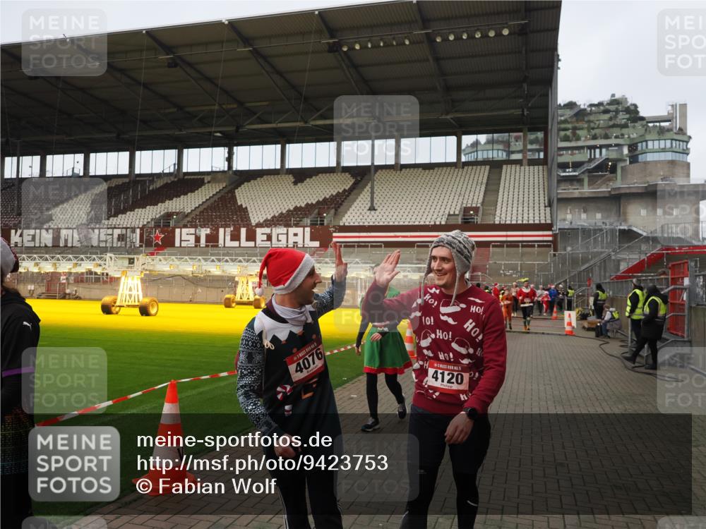 07.12.2025 - St. Pauli X-Mass-Run No. 15 Fabian Wolf http://msf.ph/oto/9423753 07.12.2025 12:03:00 Ziel 826, 2095, 4076, 4120, 4228, 4243, 4244, 4681, 4682, 4683, 4684 meine-sportfotos.de