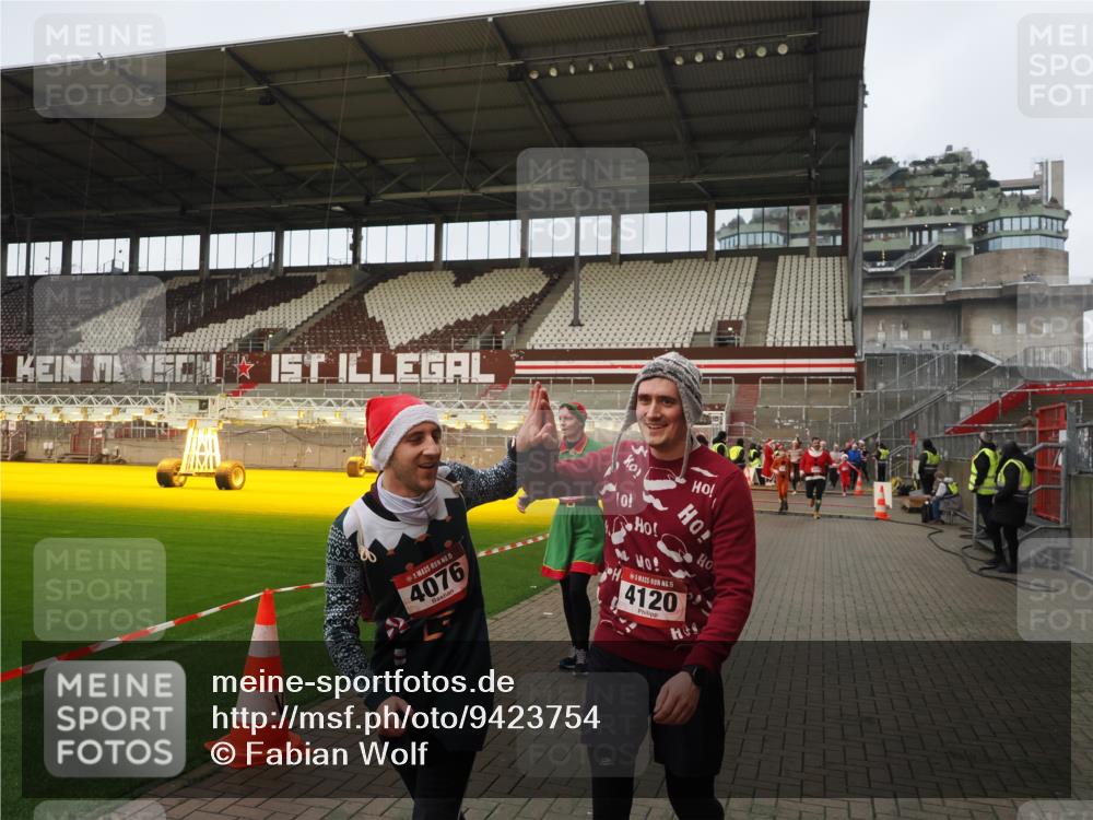 07.12.2025 - St. Pauli X-Mass-Run No. 15 Fabian Wolf http://msf.ph/oto/9423754 07.12.2025 12:03:01 Ziel 826, 2095, 4076, 4120, 4228, 4243, 4244, 4681, 4682, 4683, 4684 meine-sportfotos.de