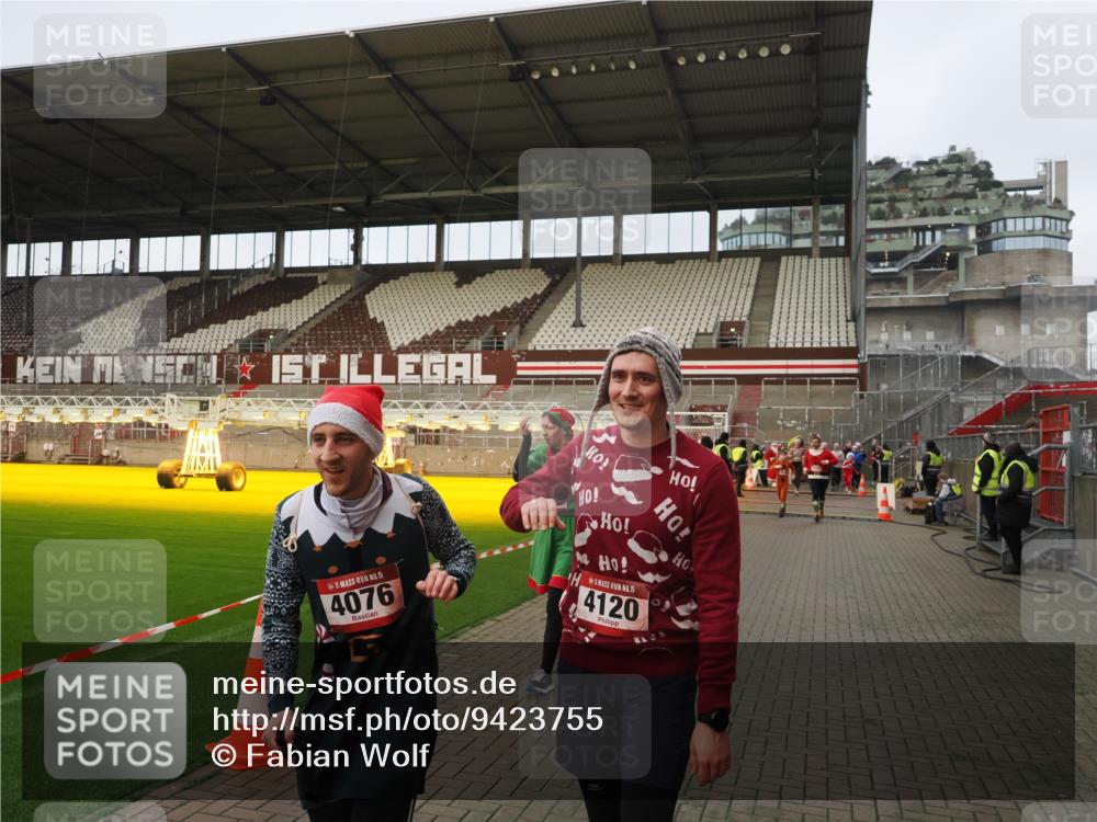 07.12.2025 - St. Pauli X-Mass-Run No. 15 Fabian Wolf http://msf.ph/oto/9423755 07.12.2025 12:03:01 Ziel 826, 2095, 4076, 4120, 4228, 4243, 4244, 4681, 4682, 4683, 4684 meine-sportfotos.de