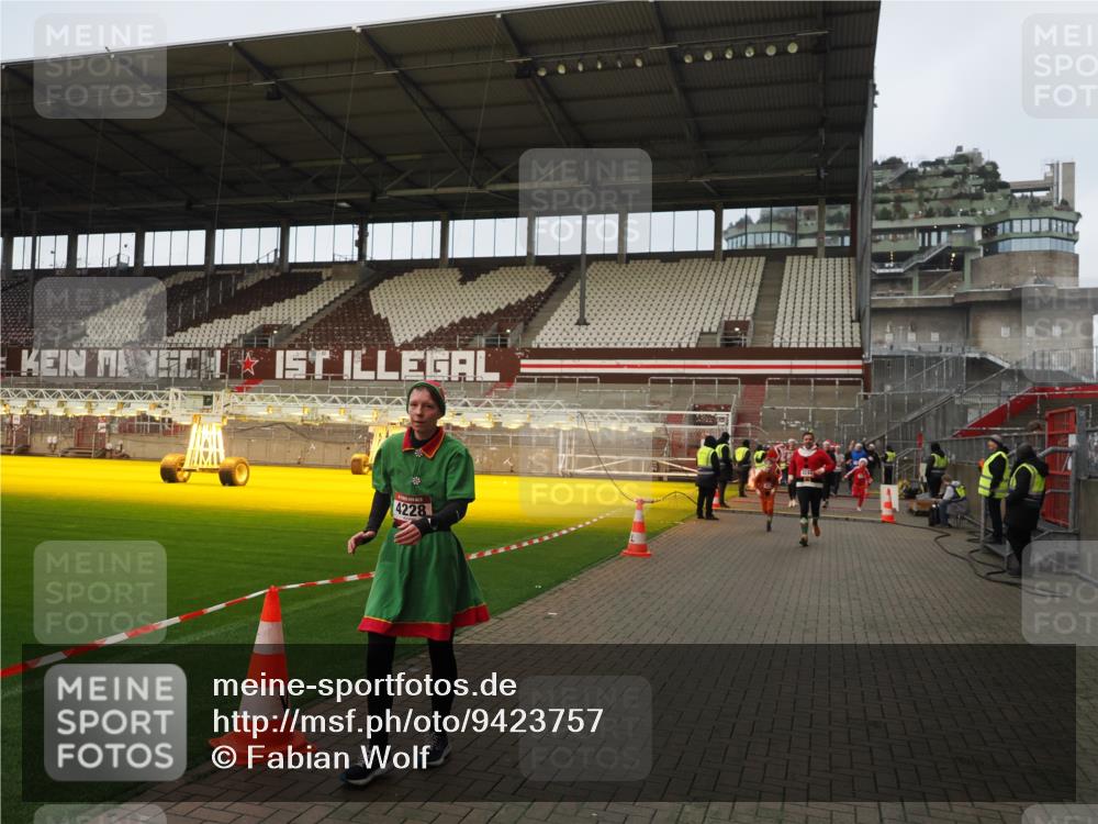 07.12.2025 - St. Pauli X-Mass-Run No. 15 Fabian Wolf http://msf.ph/oto/9423757 07.12.2025 12:03:02 Ziel 826, 2095, 3122, 4076, 4120, 4228, 4243, 4244, 4681, 4682, 4683, 4684, 4747, 4751 meine-sportfotos.de