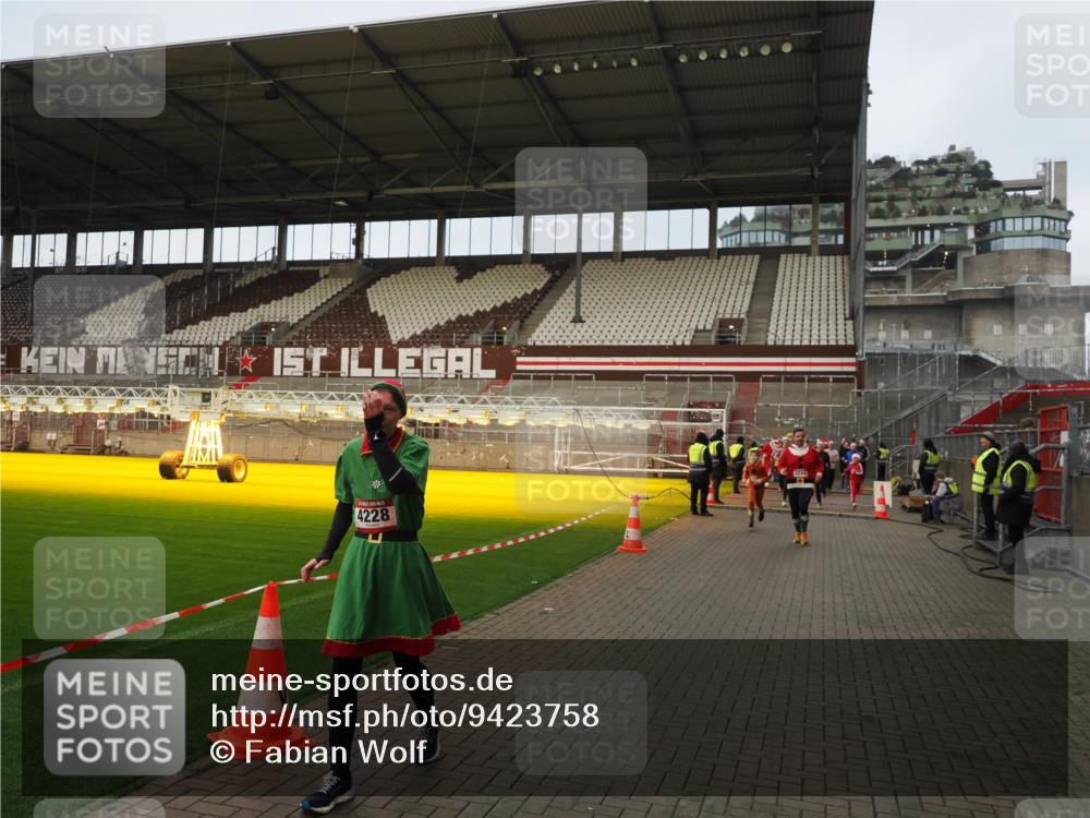 07.12.2025 - St. Pauli X-Mass-Run No. 15 Fabian Wolf http://msf.ph/oto/9423758 07.12.2025 12:03:02 Ziel 826, 2095, 3122, 4076, 4120, 4228, 4243, 4244, 4681, 4682, 4683, 4684, 4747, 4751 meine-sportfotos.de