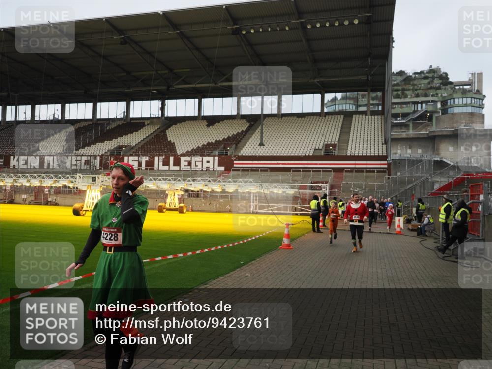 07.12.2025 - St. Pauli X-Mass-Run No. 15 Fabian Wolf http://msf.ph/oto/9423761 07.12.2025 12:03:03 Ziel 826, 2095, 3122, 4076, 4120, 4228, 4243, 4244, 4681, 4682, 4683, 4684, 4747, 4751 meine-sportfotos.de