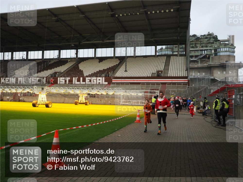 07.12.2025 - St. Pauli X-Mass-Run No. 15 Fabian Wolf http://msf.ph/oto/9423762 07.12.2025 12:03:04 Ziel 826, 2095, 2747, 3122, 3130, 3281, 4076, 4120, 4228, 4243, 4244, 4681, 4682, 4683, 4684, 4747, 4751 meine-sportfotos.de