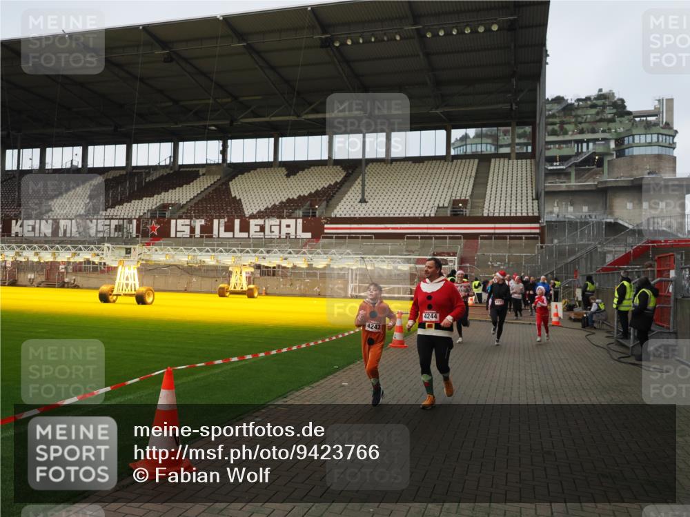 07.12.2025 - St. Pauli X-Mass-Run No. 15 Fabian Wolf http://msf.ph/oto/9423766 07.12.2025 12:03:05 Ziel 2095, 2610, 2747, 3122, 3130, 3134, 3281, 4076, 4120, 4228, 4243, 4244, 4681, 4682, 4683, 4684, 4747, 4751 meine-sportfotos.de