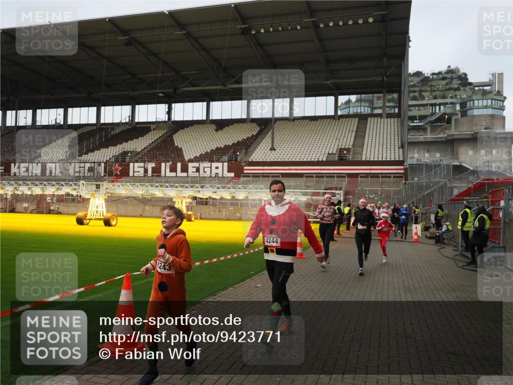 07.12.2025 - St. Pauli X-Mass-Run No. 15 Fabian Wolf http://msf.ph/oto/9423771 07.12.2025 12:03:06 Ziel 2610, 2747, 2822, 2843, 3122, 3130, 3134, 3281, 4076, 4120, 4228, 4243, 4244, 4747, 4750, 4751 meine-sportfotos.de