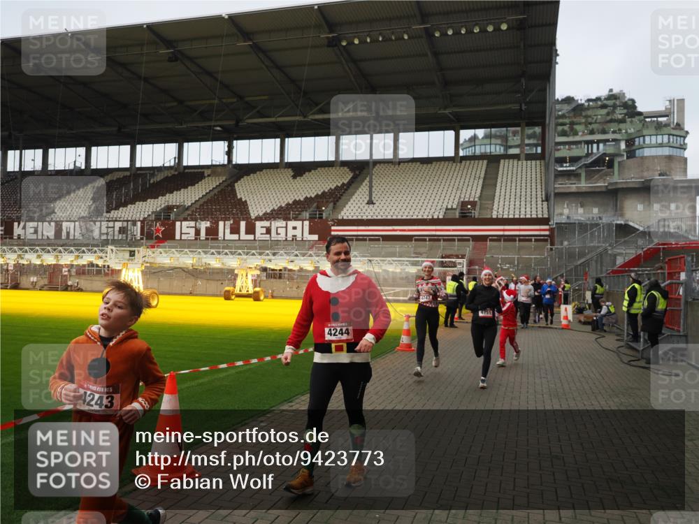07.12.2025 - St. Pauli X-Mass-Run No. 15 Fabian Wolf http://msf.ph/oto/9423773 07.12.2025 12:03:06 Ziel 2610, 2747, 2822, 2843, 3122, 3130, 3134, 3281, 4076, 4120, 4228, 4243, 4244, 4747, 4750, 4751 meine-sportfotos.de