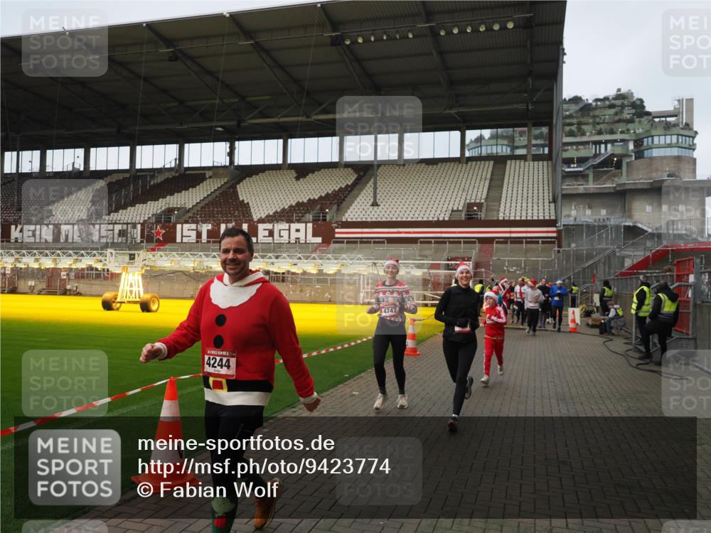 07.12.2025 - St. Pauli X-Mass-Run No. 15 Fabian Wolf http://msf.ph/oto/9423774 07.12.2025 12:03:07 Ziel 2610, 2747, 2822, 2834, 2843, 3122, 3125, 3130, 3134, 3281, 4076, 4120, 4228, 4243, 4244, 4747, 4750, 4751 meine-sportfotos.de
