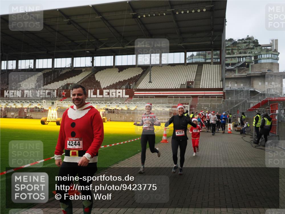 07.12.2025 - St. Pauli X-Mass-Run No. 15 Fabian Wolf http://msf.ph/oto/9423775 07.12.2025 12:03:07 Ziel 2610, 2747, 2822, 2834, 2843, 3122, 3125, 3130, 3134, 3281, 4076, 4120, 4228, 4243, 4244, 4747, 4750, 4751 meine-sportfotos.de