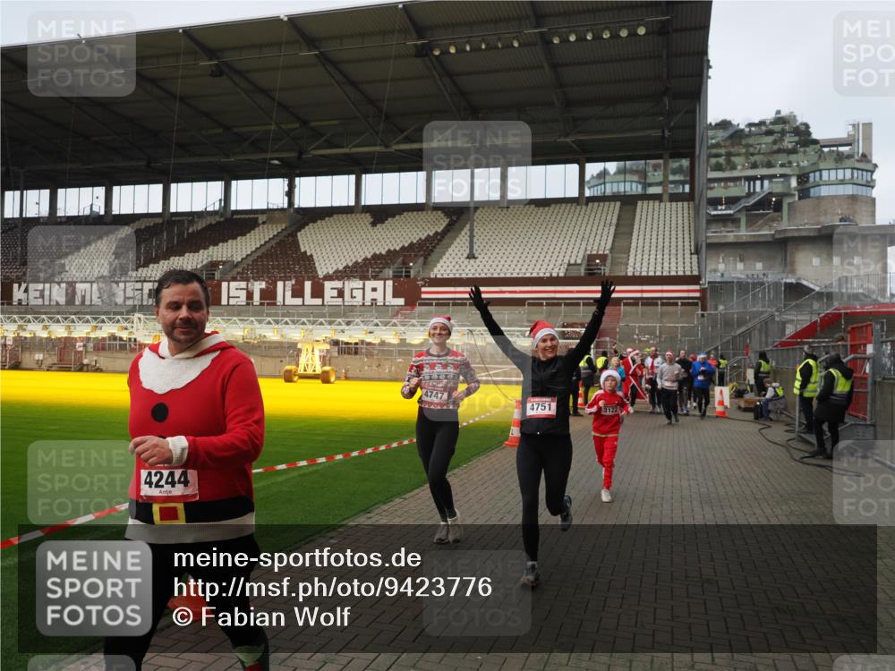 07.12.2025 - St. Pauli X-Mass-Run No. 15 Fabian Wolf http://msf.ph/oto/9423776 07.12.2025 12:03:08 Ziel 2610, 2747, 2822, 2834, 2843, 3122, 3125, 3130, 3134, 3281, 4024, 4076, 4120, 4228, 4243, 4244, 4747, 4750, 4751 meine-sportfotos.de