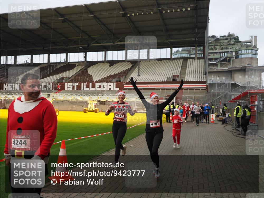 07.12.2025 - St. Pauli X-Mass-Run No. 15 Fabian Wolf http://msf.ph/oto/9423777 07.12.2025 12:03:08 Ziel 2610, 2747, 2822, 2834, 2843, 3122, 3125, 3130, 3134, 3281, 4024, 4076, 4120, 4228, 4243, 4244, 4747, 4750, 4751 meine-sportfotos.de