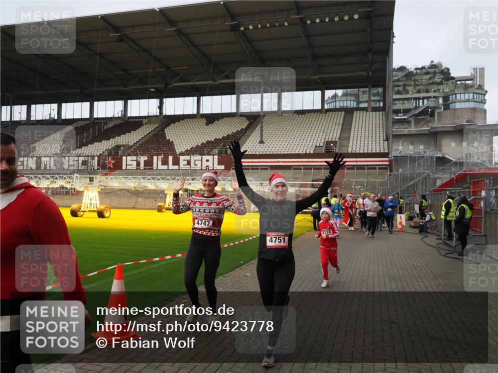 07.12.2025 - St. Pauli X-Mass-Run No. 15 Fabian Wolf http://msf.ph/oto/9423778 07.12.2025 12:03:08 Ziel 2610, 2747, 2822, 2834, 2843, 3122, 3125, 3130, 3134, 3281, 4024, 4076, 4120, 4228, 4243, 4244, 4747, 4750, 4751 meine-sportfotos.de