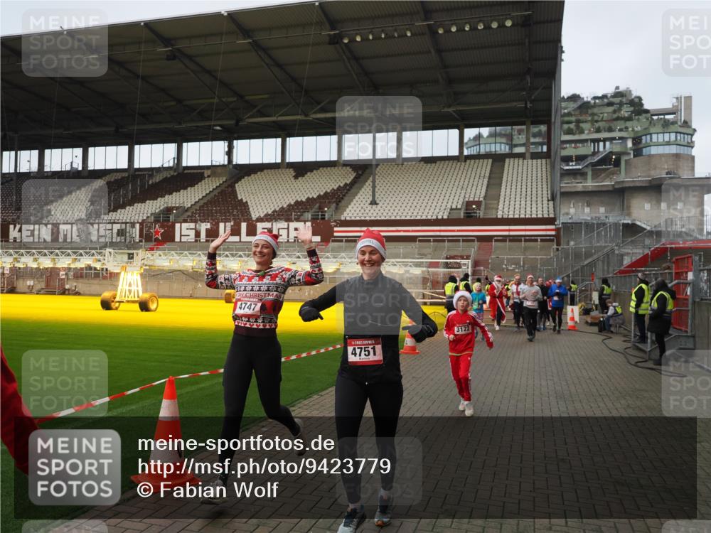 07.12.2025 - St. Pauli X-Mass-Run No. 15 Fabian Wolf http://msf.ph/oto/9423779 07.12.2025 12:03:08 Ziel 2610, 2747, 2822, 2834, 2843, 3122, 3125, 3130, 3134, 3281, 4024, 4076, 4120, 4228, 4243, 4244, 4747, 4750, 4751 meine-sportfotos.de