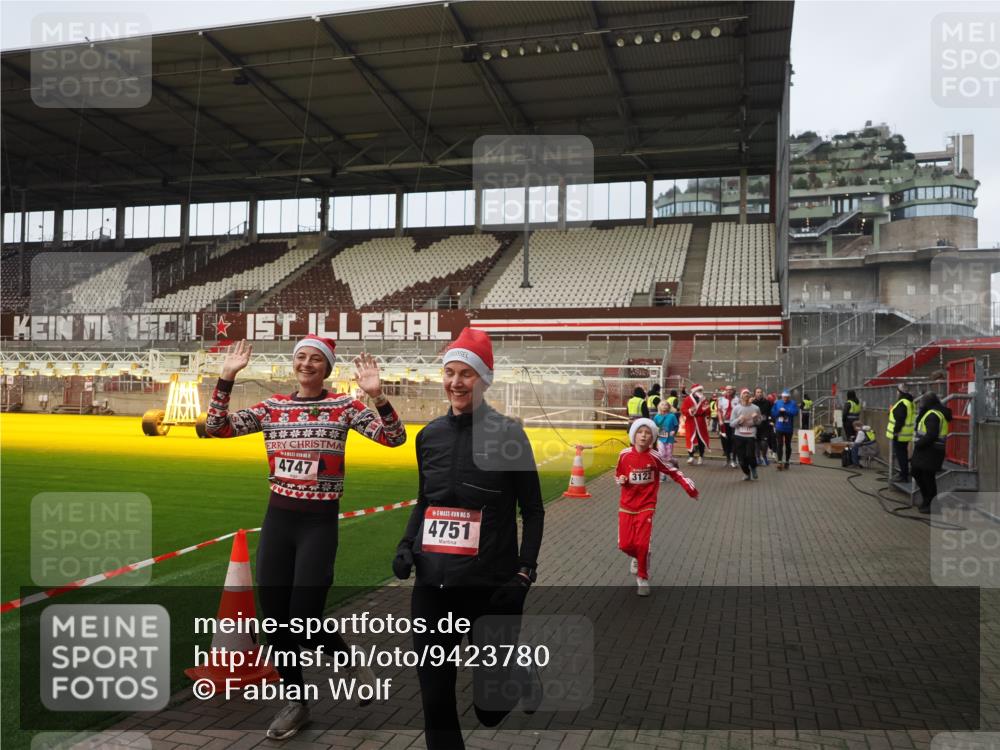 07.12.2025 - St. Pauli X-Mass-Run No. 15 Fabian Wolf http://msf.ph/oto/9423780 07.12.2025 12:03:08 Ziel 2610, 2747, 2822, 2834, 2843, 3122, 3125, 3130, 3134, 3281, 4024, 4076, 4120, 4228, 4243, 4244, 4747, 4750, 4751 meine-sportfotos.de