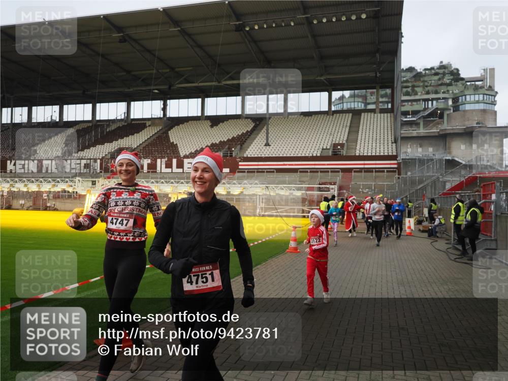 07.12.2025 - St. Pauli X-Mass-Run No. 15 Fabian Wolf http://msf.ph/oto/9423781 07.12.2025 12:03:09 Ziel 267, 2610, 2747, 2822, 2834, 2843, 3122, 3125, 3130, 3134, 3281, 4024, 4228, 4243, 4244, 4747, 4750, 4751 meine-sportfotos.de