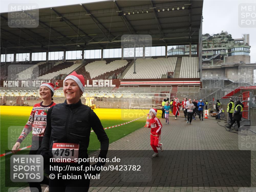 07.12.2025 - St. Pauli X-Mass-Run No. 15 Fabian Wolf http://msf.ph/oto/9423782 07.12.2025 12:03:09 Ziel 267, 2610, 2747, 2822, 2834, 2843, 3122, 3125, 3130, 3134, 3281, 4024, 4228, 4243, 4244, 4747, 4750, 4751 meine-sportfotos.de