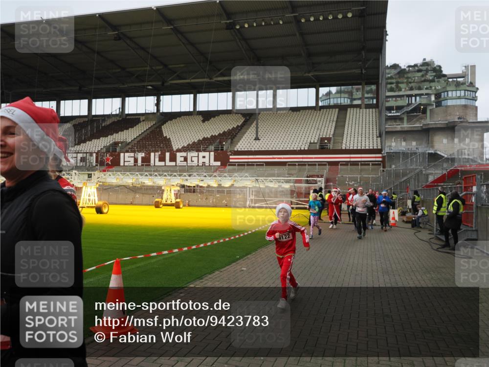 07.12.2025 - St. Pauli X-Mass-Run No. 15 Fabian Wolf http://msf.ph/oto/9423783 07.12.2025 12:03:09 Ziel 267, 2610, 2747, 2822, 2834, 2843, 3122, 3125, 3130, 3134, 3281, 4024, 4228, 4243, 4244, 4747, 4750, 4751 meine-sportfotos.de