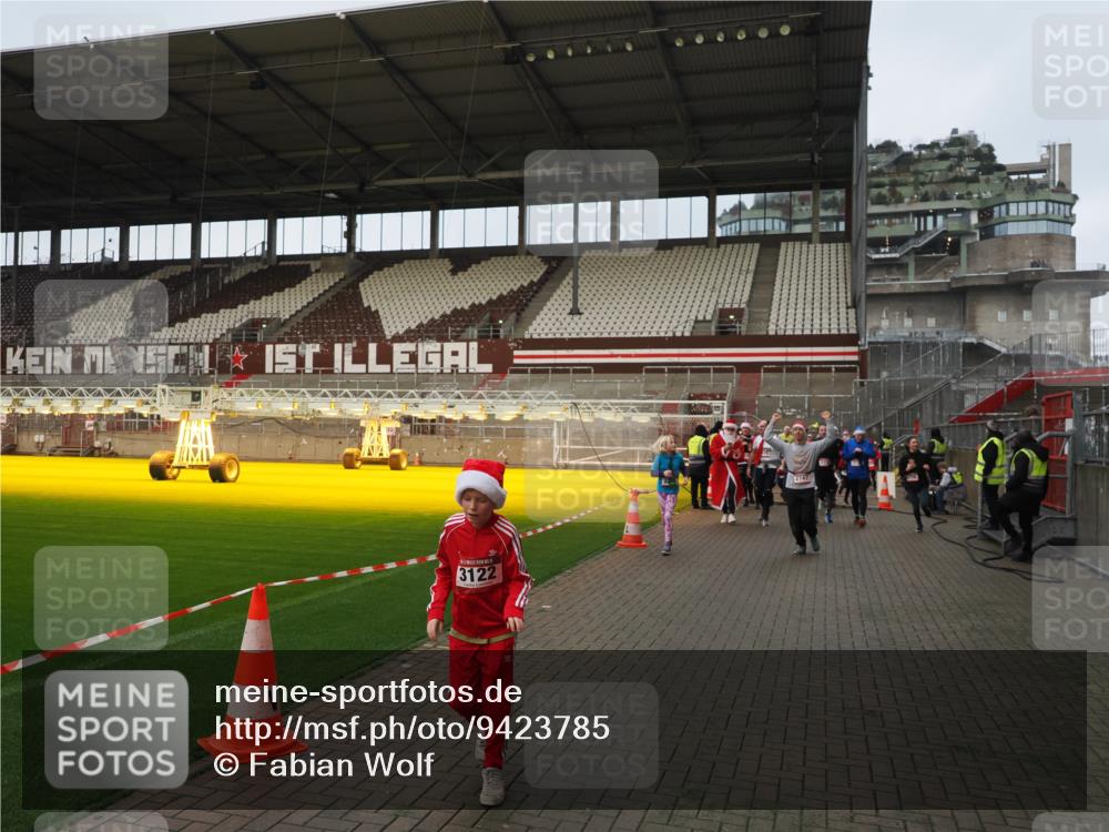 07.12.2025 - St. Pauli X-Mass-Run No. 15 Fabian Wolf http://msf.ph/oto/9423785 07.12.2025 12:03:10 Ziel 267, 2610, 2747, 2822, 2834, 2843, 3122, 3125, 3130, 3134, 3281, 4024, 4243, 4244, 4747, 4750, 4751 meine-sportfotos.de