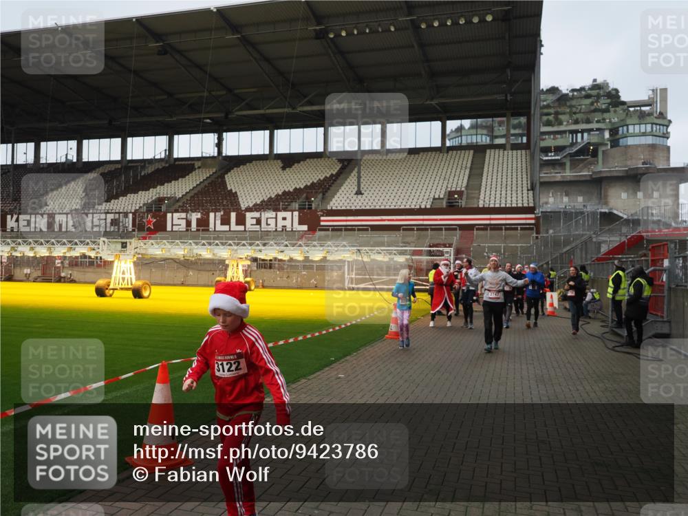 07.12.2025 - St. Pauli X-Mass-Run No. 15 Fabian Wolf http://msf.ph/oto/9423786 07.12.2025 12:03:10 Ziel 267, 2610, 2747, 2822, 2834, 2843, 3122, 3125, 3130, 3134, 3281, 4024, 4243, 4244, 4747, 4750, 4751 meine-sportfotos.de